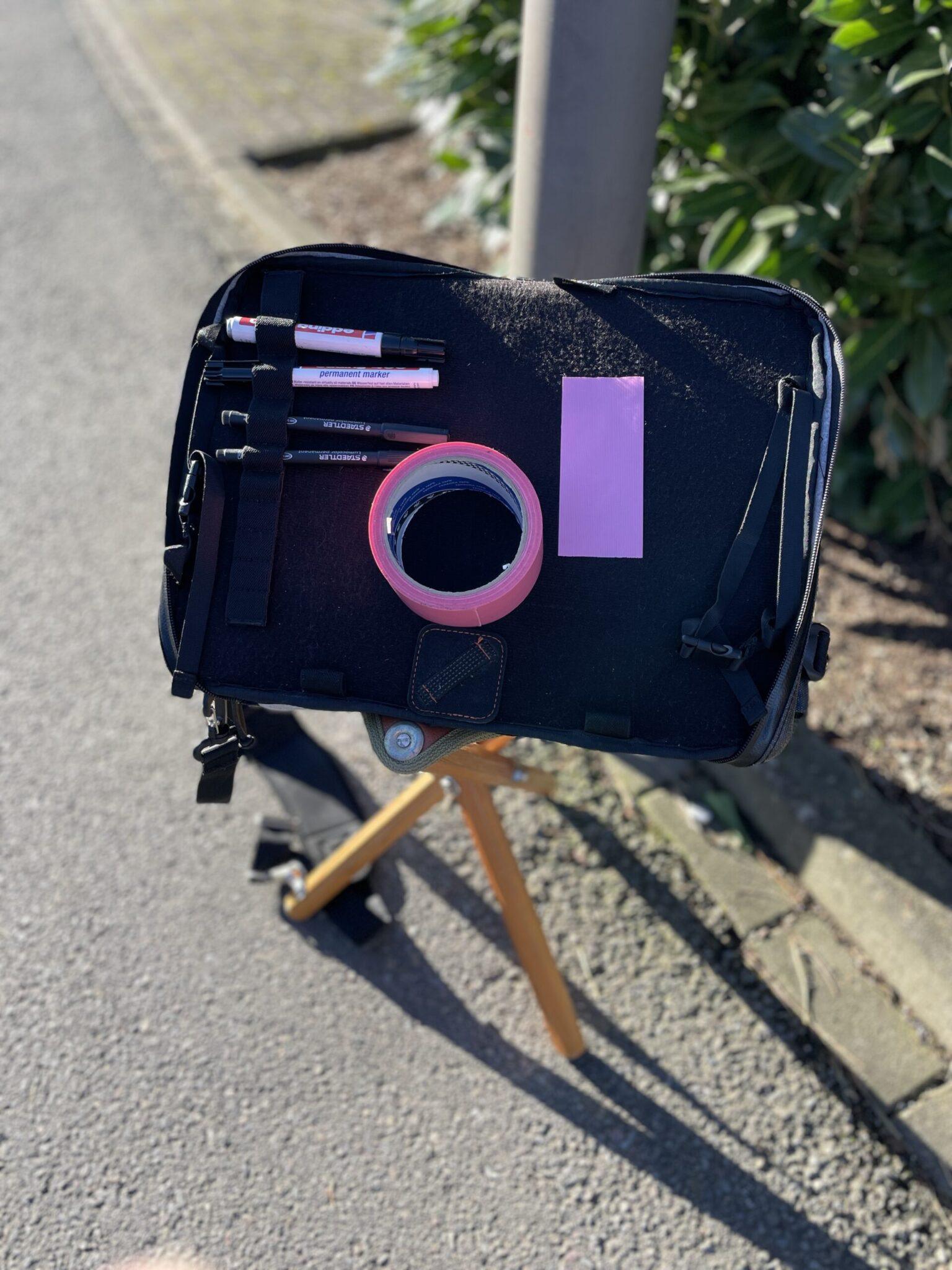 Die EtchR-Tasche ist für die Aktion der Hit. Auf der Klett-Flauschfläche lässt sich der Kleber gut bearbeiten.